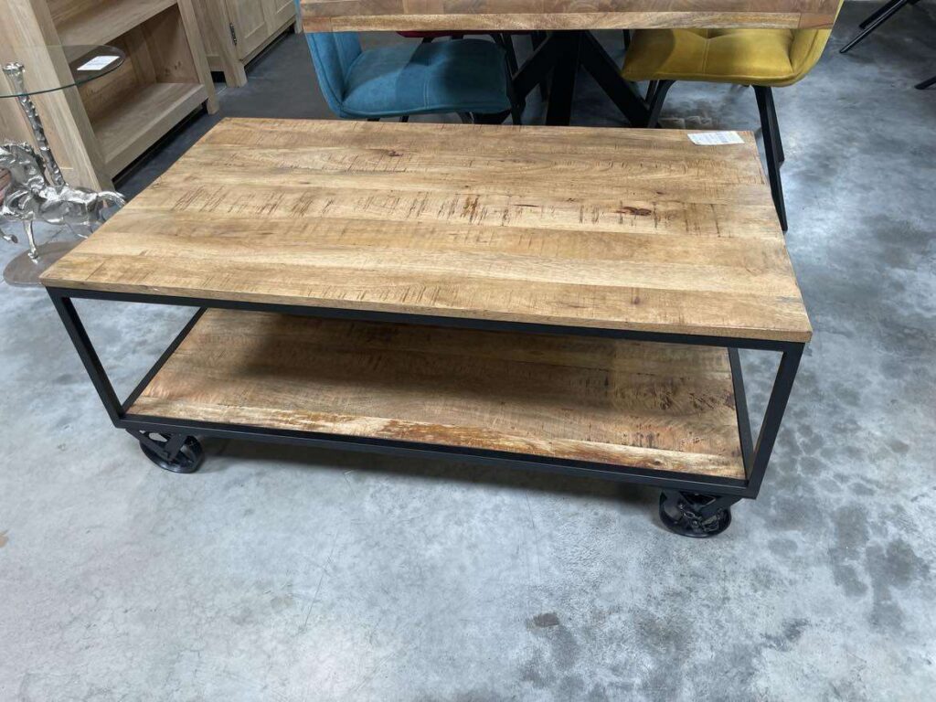 TABLE BASSE AVEC ROULETTES MANGUIER MASSIF ET MÉTAL