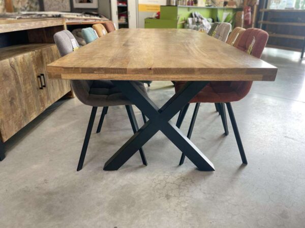 TABLE RECTANGULAIRE 260CM MANGUIER MASSIF - PIEDS X MÉTAL NOIR – Image 3