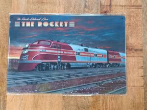 PLAQUE MÉTAL 20X30CM TRAIN THE ROCKET ANNEXE MEUBLE & DECO