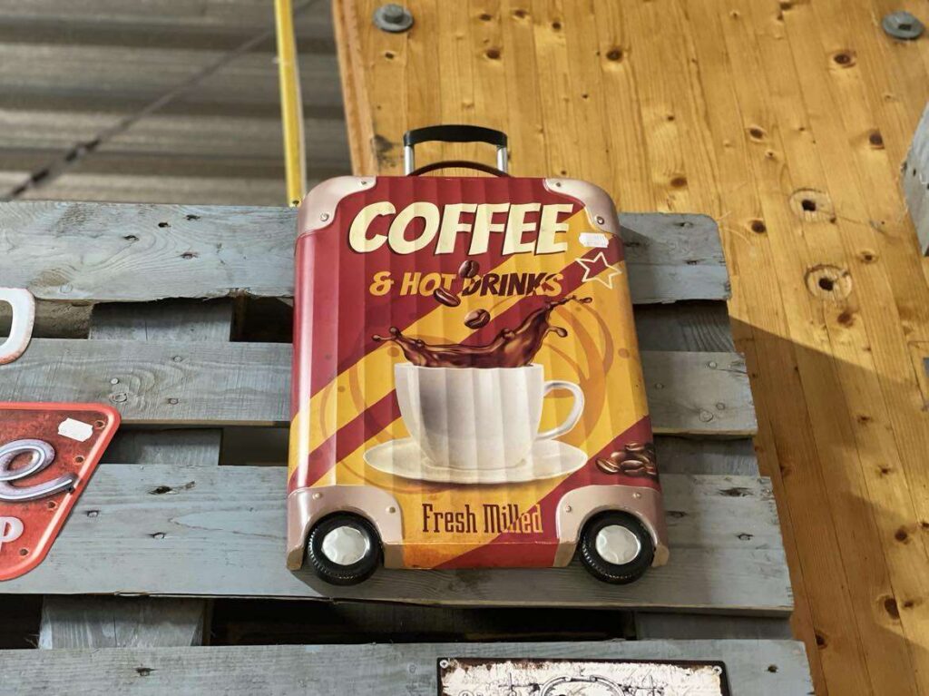 PLAQUE METAL VALISE COFFEE 59X35CM