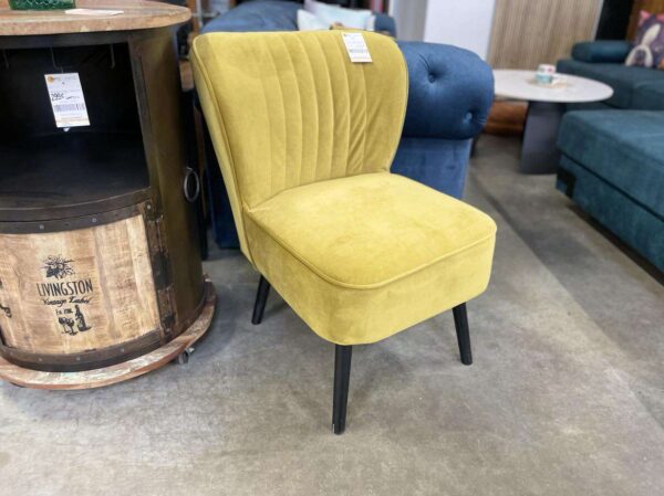 FAUTEUIL – LISSEUSE COLORIS VERT ANIS – PIEDS NOIRS – DESTOCK EXPO ANNEXE MEUBLE & DECO