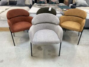 LOT DE 4 CHAISES BOUCLETTE PANACHAGE DE COULEURS – DESTOCK EXPO ANNEXE MEUBLE & DECO