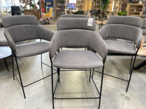 LOT DE 4 FAUTEUILS DE BAR GRIS – H. ASSISE 65CM – DESTOCK EXPO ANNEXE MEUBLE & DECO