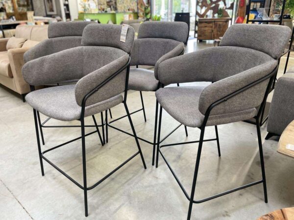 LOT DE 4 FAUTEUILS DE BAR GRIS – H. ASSISE 65CM – DESTOCK EXPO ANNEXE MEUBLE & DECO