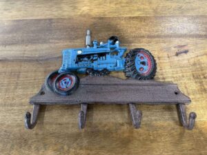 PORTE MANTEAUX MURAL FONTE DÉCOR TRACTEUR BLEU
