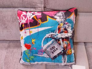 COUSSIN LA FILLE ET L'ARROSOIR 45X45CM - DÉHOUSSABLE