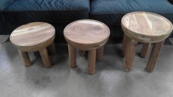 LOT DE 3 TABLES BASSES EN ACACIA MASSIF