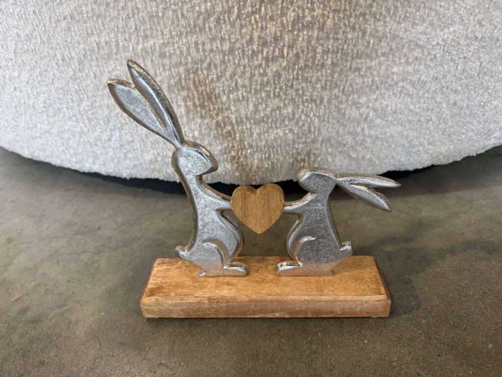 COUPLE LAPINS BOIS COEUR MÉTAL H.20CM