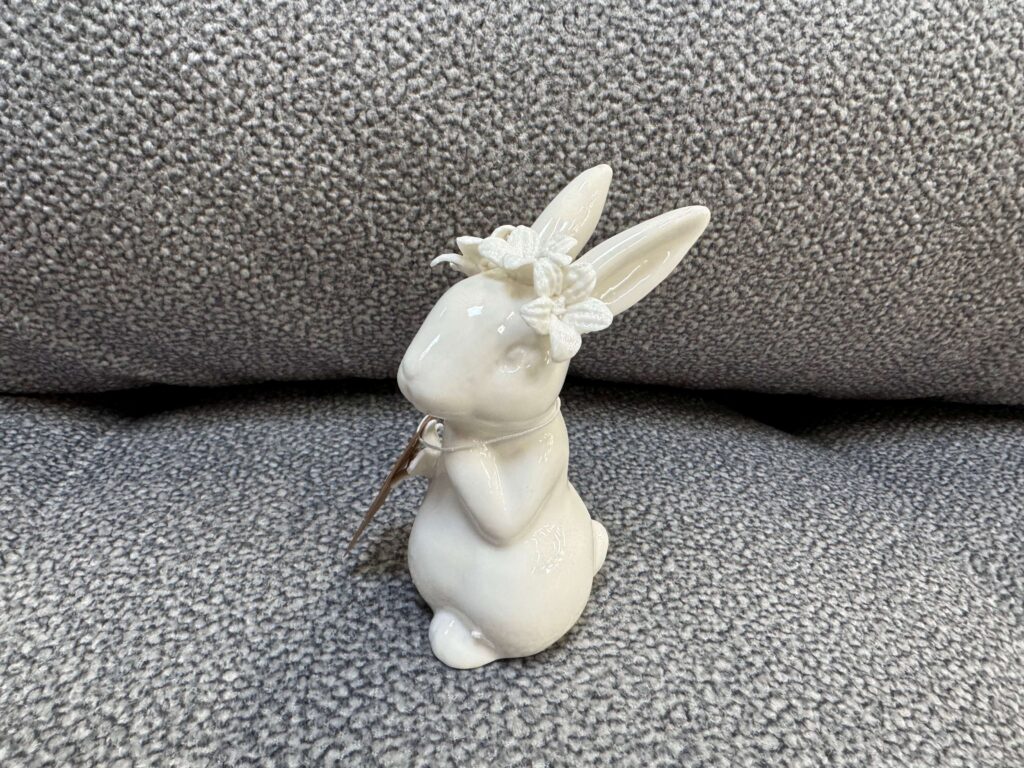 LAPIN EN PORCELAINE FLEURS H.12CM