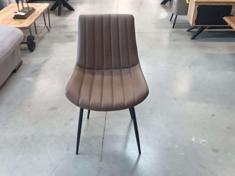 CHAISE PVC COLORIS TAUPE - PIEDS MÉTAL NOIR - DESTOCKAGE