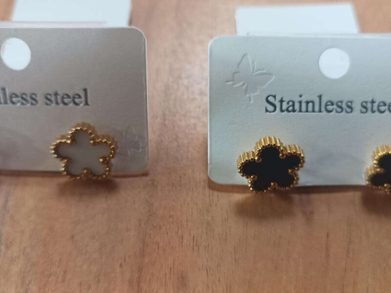 BOUCLES D'OREILLES FLEURS MM ACIER INOXYDABLE - COLORIS NOIR OU BLANC