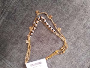 COLLIER MULTIRANGS ACIER INOXYDABLE DORÉ – PERLES MARRONS ANNEXE MEUBLE DECO