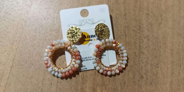BOUCLES D'OREILLES RONDS PERLES BLANC/ CORAIL