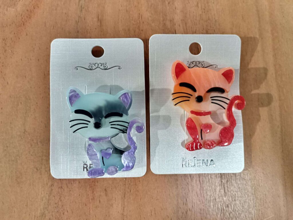 BROCHE CHAT ROUGE OU VIOLET