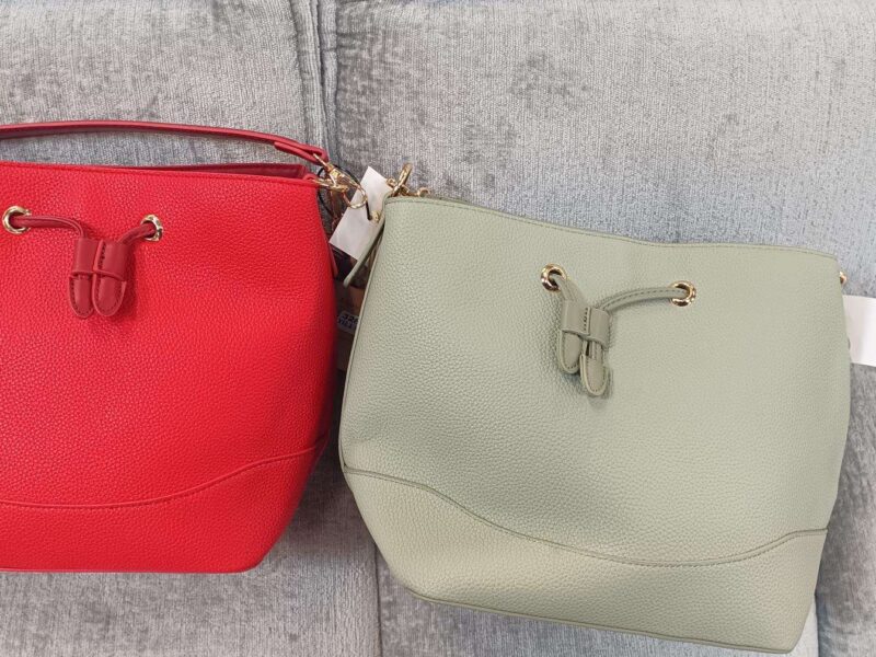 SAC A MAIN STYLE SEAU COLORIS VERT CLAIR OU ROUGE