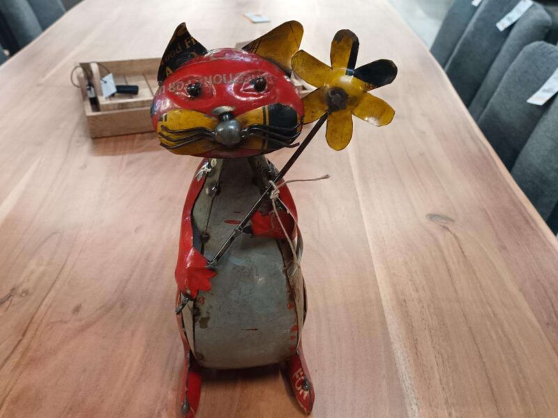 CHAT AVEC FLEUR EN MÉTAL RECYCLÉ H.32CM