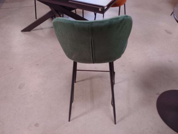 TABOURET DE BAR EN VELOURS VERT - PIEDS MÉTAL NOIR - DESTOCK – Image 2