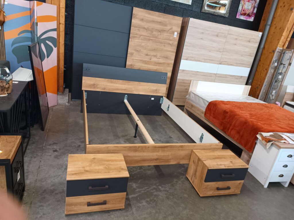 CHAMBRE À COUCHER MALMOE COLORIS BOIS ET GRIS - STYLE INDUS.