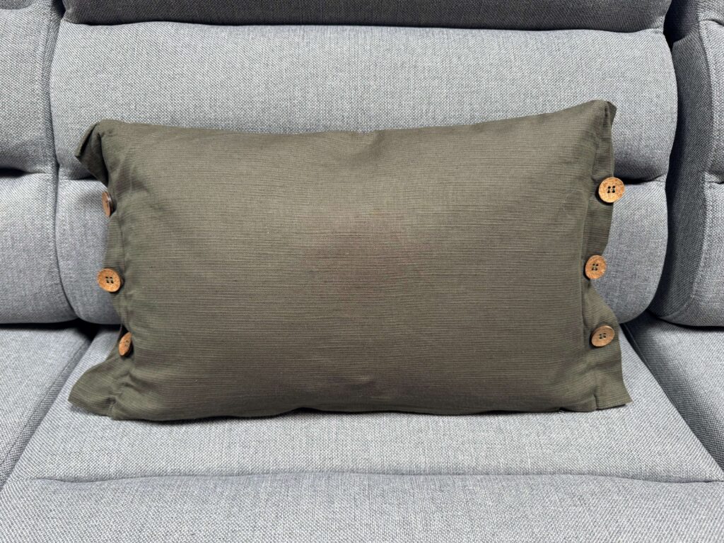 COUSSIN 32X50CM COLORIS VERT KAKI DÉTAIL BOUTONS