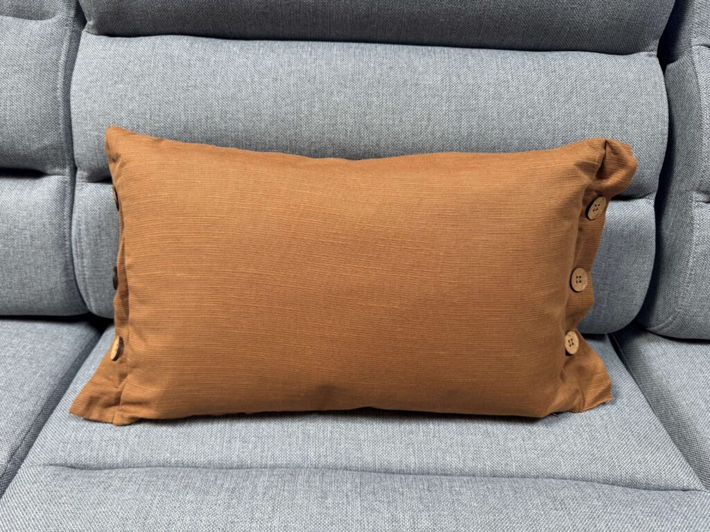 COUSSIN 32X50CM COLORIS CAMEL DÉTAIL BOUTONS