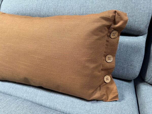 COUSSIN 32X50CM COLORIS CAMEL DÉTAIL BOUTONS – Image 2