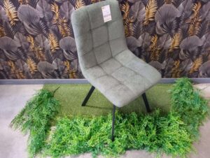 CHAISE CHILI COLORIS VERT – PIEDS MÉTAL NOIR ANNEXE MEUBLE DECO