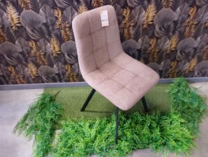 CHAISE CHILI COLORIS CARAMEL – PIEDS MÉTAL NOIR ANNEXE MEUBLE DECO