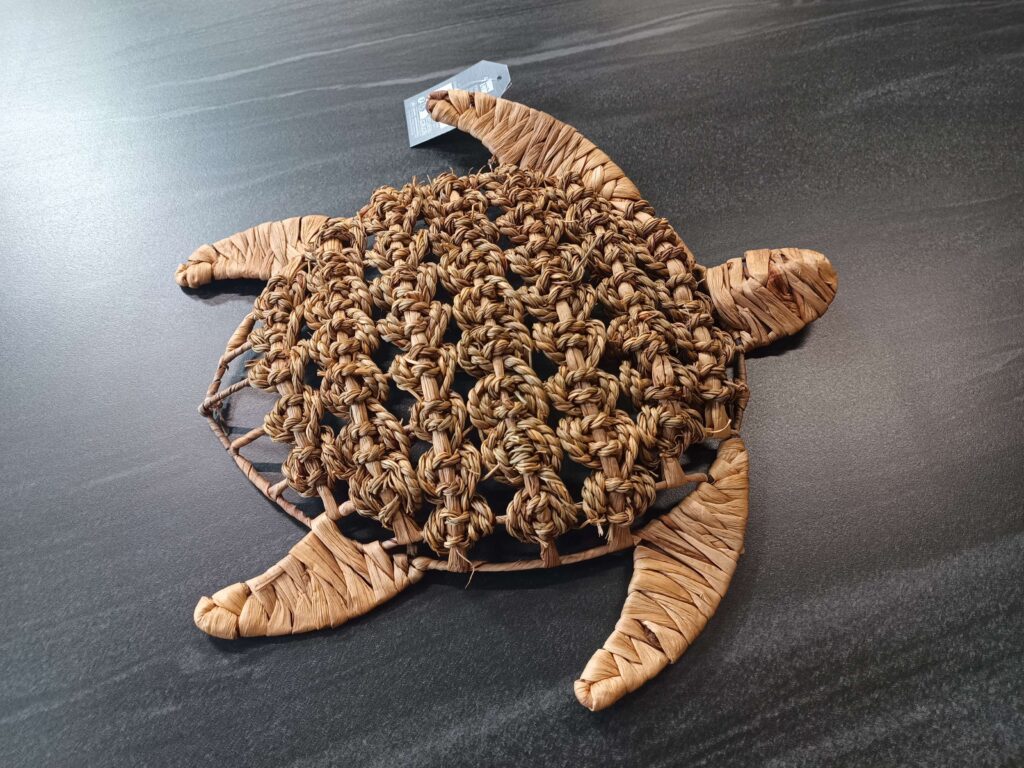 TORTUE EN JACINTHE D'EAU ET HERBE MARINE 41CM