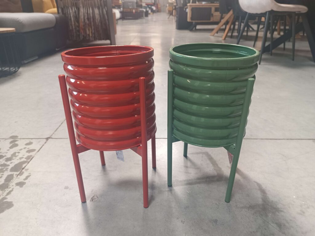 CACHE POT PM SUR PIED EN MÉTAL COLORIS ORANGE OU VERT DIAM.20.5CM