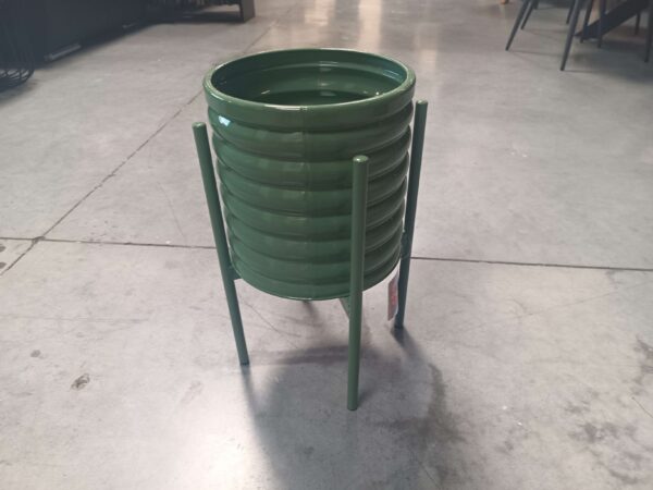 CACHE POT PM SUR PIED EN MÉTAL COLORIS ORANGE OU VERT DIAM.20.5CM – Image 2