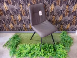 CHAISE DINA SIMILI CUIR  COLORIS GRIS FONCÉ - PIEDS MÉTAL NOIR