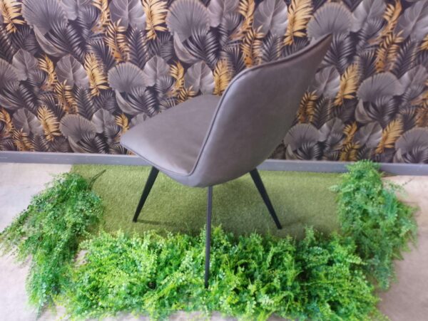 CHAISE DINA SIMILI CUIR  COLORIS GRIS FONCÉ - PIEDS MÉTAL NOIR – Image 3