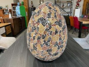 LAMPE OEUF MOSAIQUE COLORIS BRUN/ DORÉ 50CM ANNEXE MEUBLE DECO
