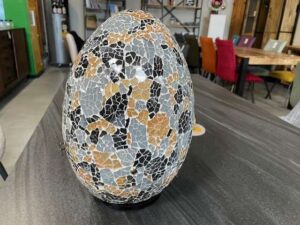 LAMPE OEUF MOSAIQUE COLORIS GRIS – DORÉ 35CM ANNEXE MEUBLE DECO