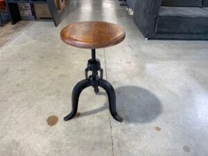 TABOURET RÉGLABLE EN HAUTEUR PIED FONTE DESSUS BOIS - DESTOCK EXPO