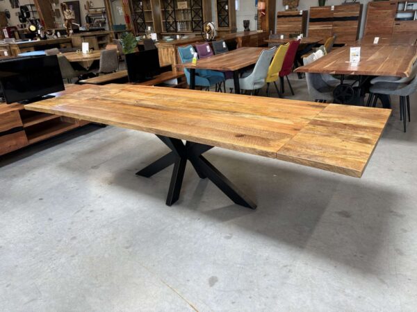 TABLE EN MANGUIER MASSIF 200CM + 2 ALL. DE 40CM - PIED ARAIGNÉ MÉTAL N – Image 2