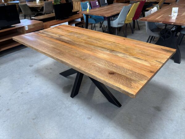 TABLE EN MANGUIER MASSIF 200CM + 2 ALL. DE 40CM - PIED ARAIGNÉ MÉTAL N – Image 4