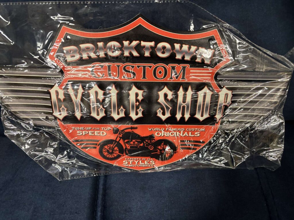 PLAQUE MÉTAL RELIEF - BRICKTOWN 40X23CM