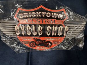 PLAQUE MÉTAL RELIEF - BRICKTOWN 40X23CM