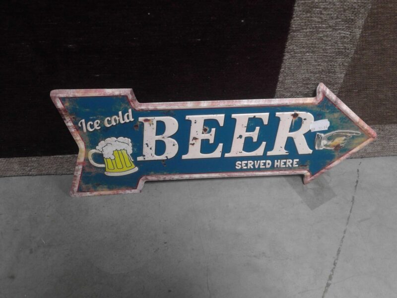 PLAQUE METAL FLECHE RELIEF BEER