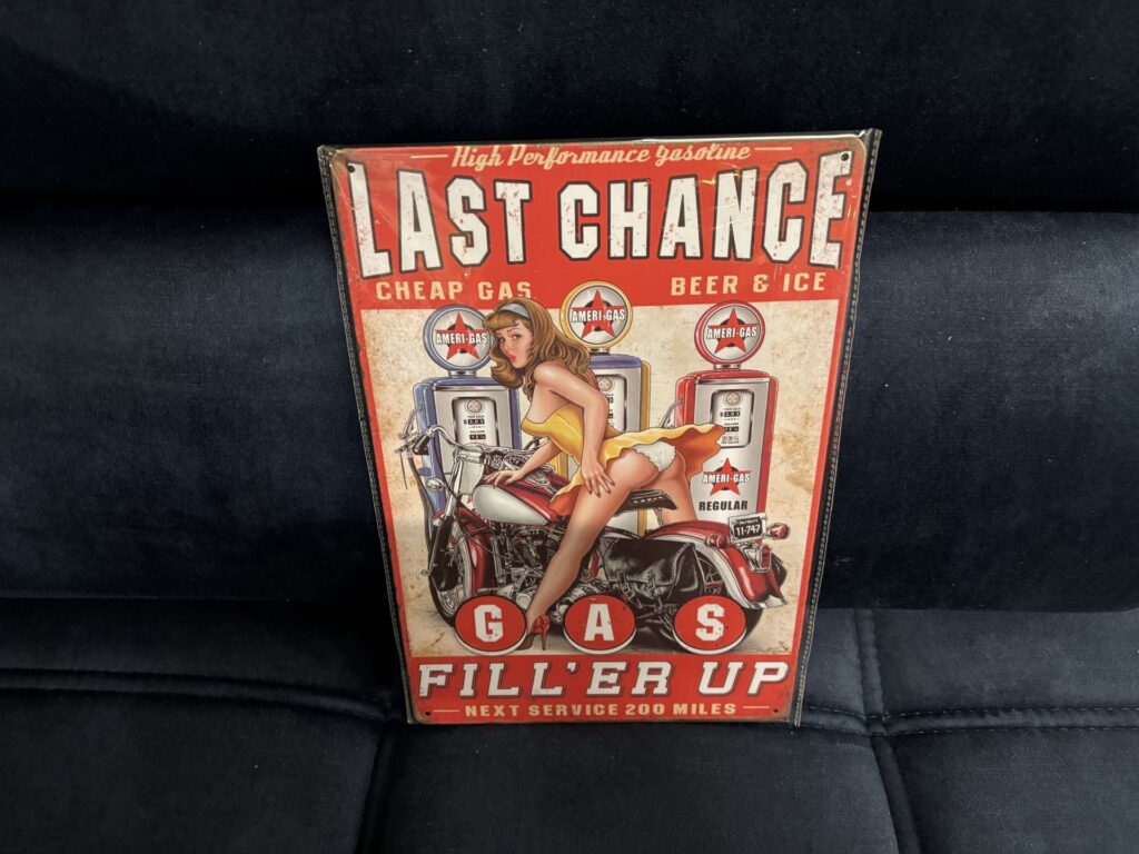 PLAQUE MÉTAL 20X30CM - LAST CHANCE PIN UP