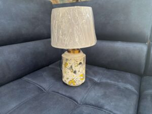 LAMPE À POSER PORCELAINE MOTIFS OISEAUX - BLANC / NOIR / JAUNE H.42CM