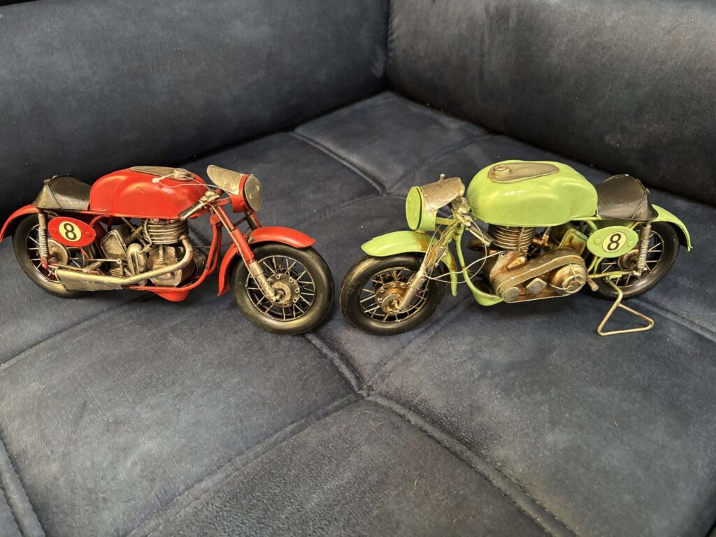 MOTO EN MÉTAL DIFFÉRENTS COLORIS 32CM