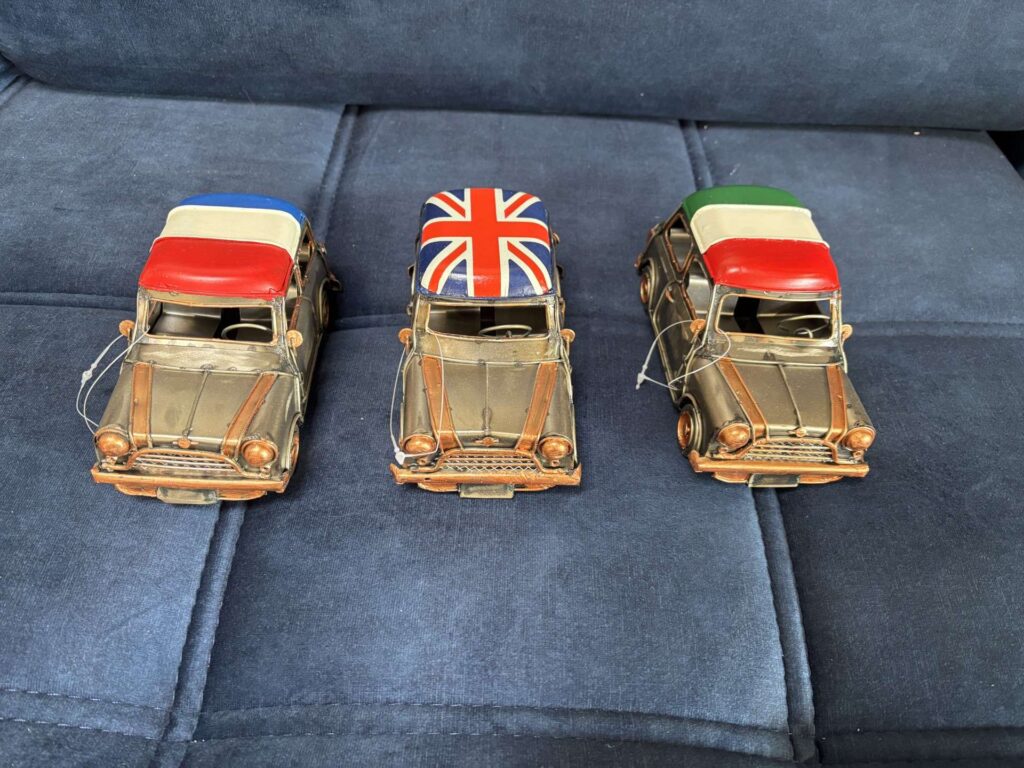 VOITURE EN MÉTAL - DRAPEAU TOIT - DIFFÉRENTS MODÈLES