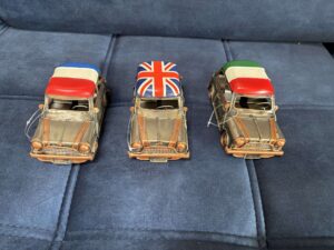 VOITURE EN MÉTAL - DRAPEAU TOIT - DIFFÉRENTS MODÈLES