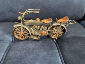 MOTO EN MÉTAL ARGENTÉ ET CUIVRÉ L.31CM