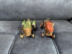 TRACTEUR EN MÉTAL DIFFÉRENTS COLORIS - L.17CM