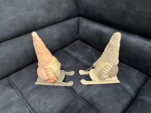 DÉCORATION LUTIN SUR LUGE GRIS OU ROSE - DESTOCK