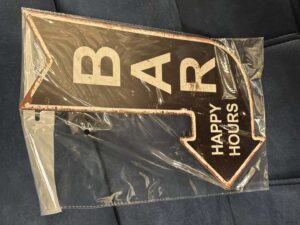 PLAQUE MÉTAL FLÈCHE "BAR"