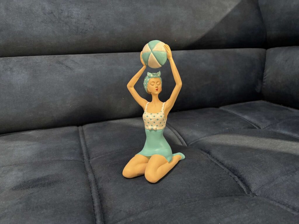 PIN UP A GENOUX AVEC BALLON COLORIS BLANC ET BLEU